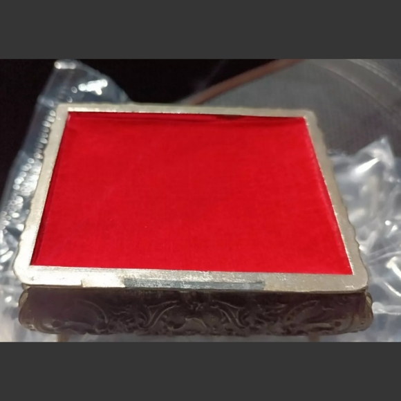 Vintage Metal Pressed Trinket Jewelry Box Colonial Style Red Velvet Lined - Picture 3 of 11